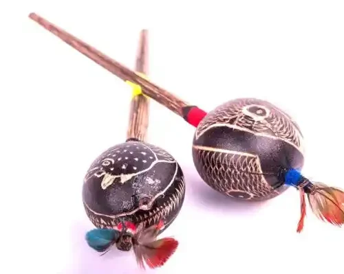 Par de maracas artesanales hechas con calabaza seca y madera de chonta, Perú.