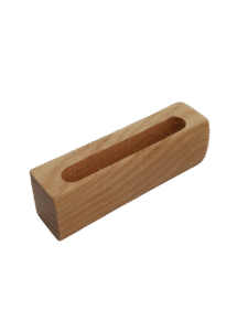 Caja china pequeña de madera de mañío con baqueta