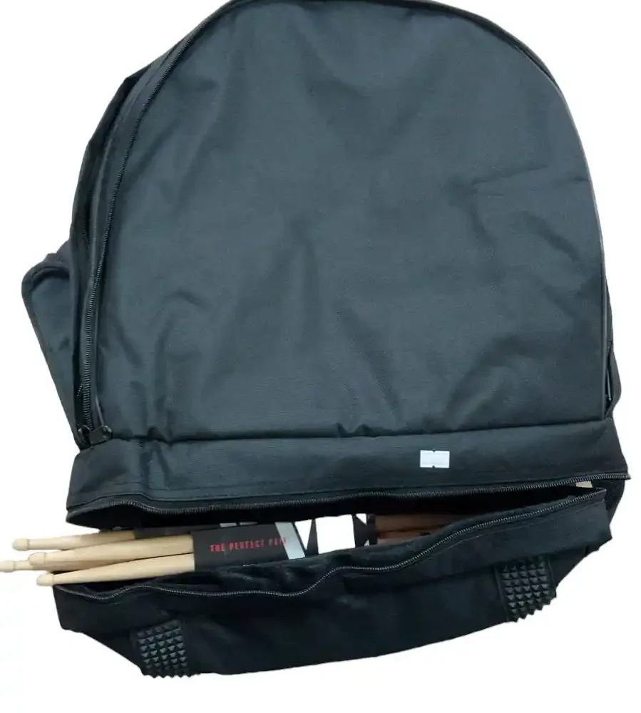 Funda para caja tipo mochila, acolchada y con tirantes ajustables.