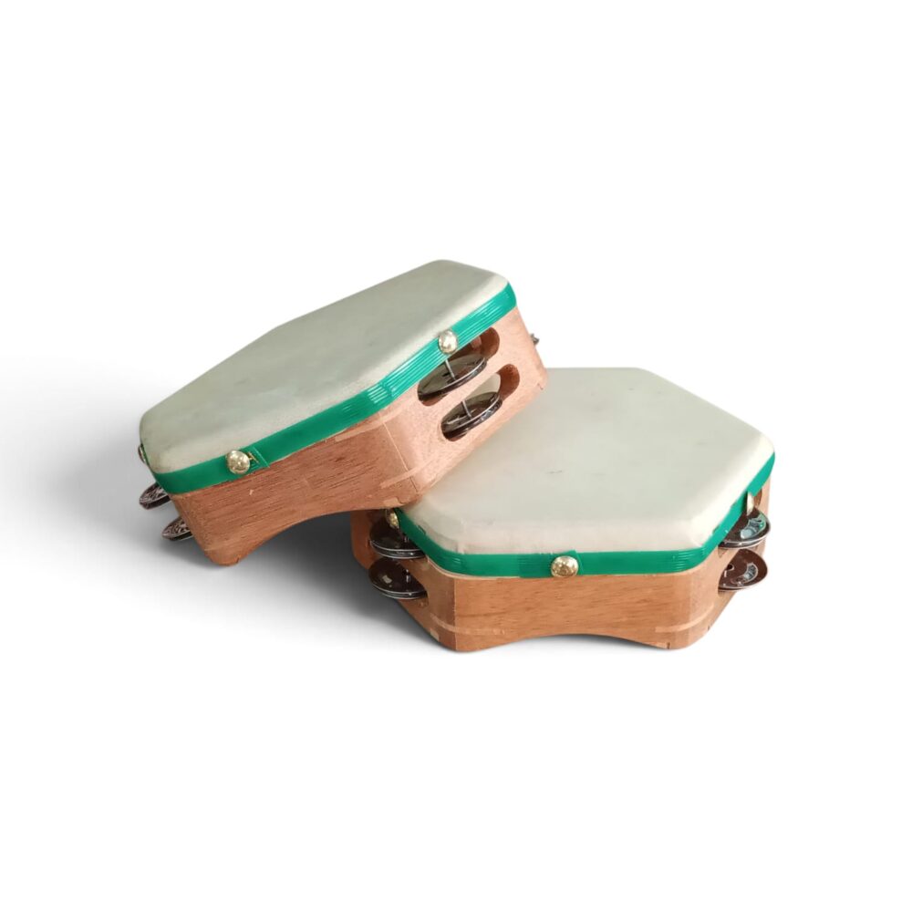 Pandero cuequero de 8 pulgadas con cuerpo de madera y parche de cuero natural.