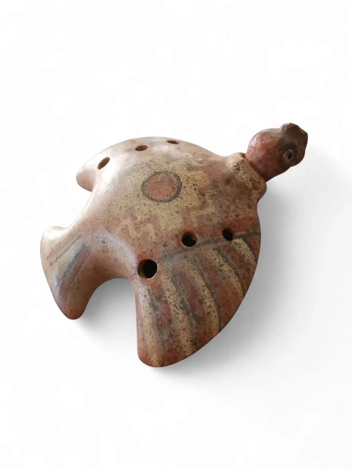 Ocarinas de greda blanca con decoración de patrones andinos