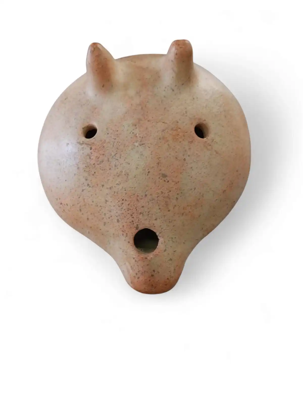 Ocarinas de greda blanca con decoración de patrones andinos