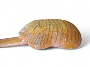 Charango Wayra Quirquincho tallado a mano en madera de naranjillo con tapa de abeto