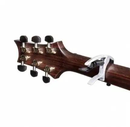 Capo profesional D’Addario silver para guitarra acústica y eléctrica